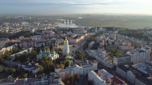 Kiew-Stadtzentrum-Morgen-Lichter.-Dnjepr-und-Sophia-Cathedral-von-Kiew,-Ukraine.-Luftbild-Drohne-geschossen.-4K,-UHD