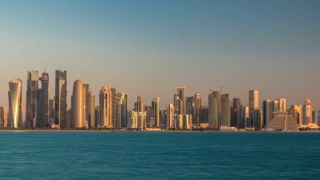 Horizonte-de-timelapse-de-Doha-en-Qatar-muy-temprano-en-la-mañana