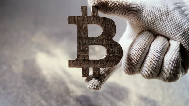 Hand-hält-das-Symbol-von-bitcoin