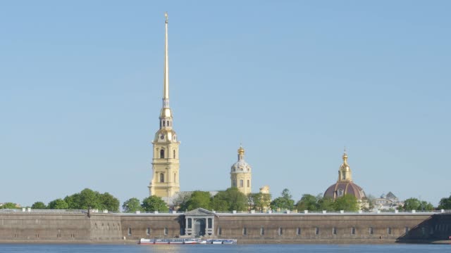 Peter-and-Paul-Fortress-and-the-Neva-river-in-a-sunny-day---St.-Petersburg,-Russia