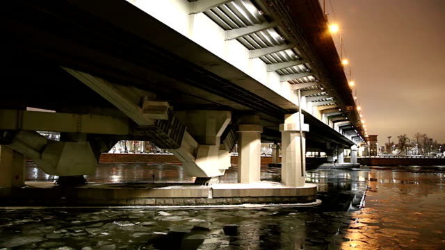 Río-de-Moskva,-Luzhnetskaya-(puente-de-Metro)-en-una-noche-de-invierno.-Moscú,-Rusia