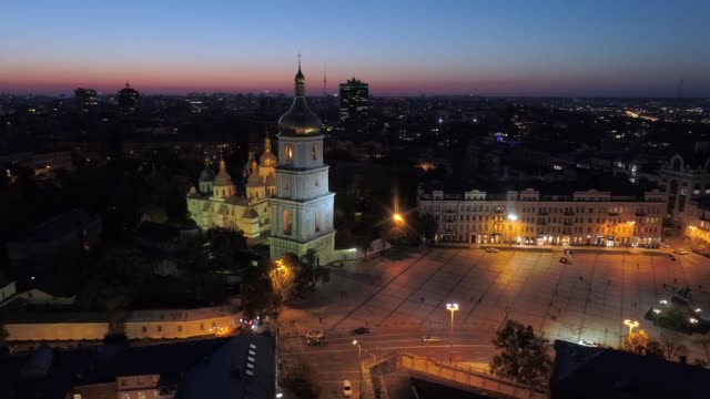 Vista-nocturna-de-la-Plaza-de-Sofía,-Kiev-(Kyiv),-Ucrania.-Aerial-drone-disparó