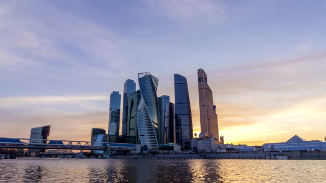 Moskau-City-Business-Center-und-blauen-Himmel-bei-Sonnenuntergang.-Russland