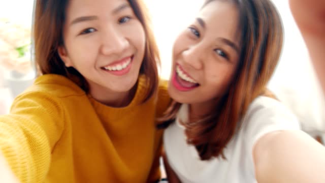 Schöne-junge-Asiatin-Lesben-glückliche-Paar-Lächeln,-um-die-Kamera-LGBT-lesbische-Konzept.