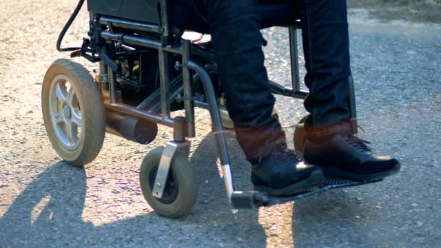 Las-piernas-de-una-persona-con-discapacidad,-de-cerca.