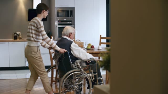 Female-Caregiver-Giving-Breakfast-to-Elderly-Man