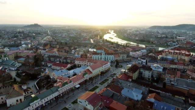 Luftaufnahmen-von-Mukatschewo-Stadtzentrum---Draufsicht-bei-Sonnenuntergang