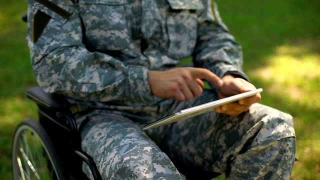 Veteranos-paralizados-con-tablet,-aplicación,-programa-de-ajuste-social
