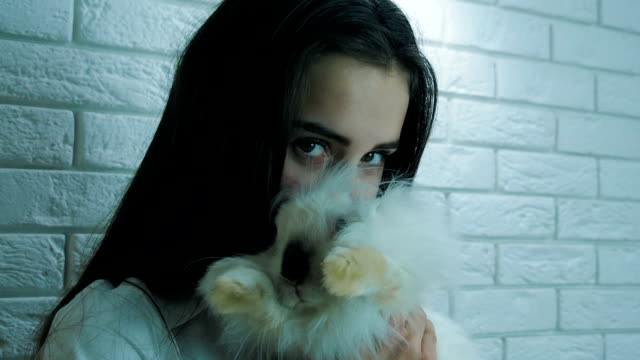 Mädchen-mit-einem-weißen-Kaninchen.