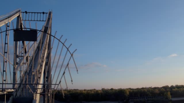 Antena-tiro-puente-peatonal-de-Kiev-en-la-salida-del-sol.-Mañana-de-verano-en-Río-de-Dniepeer-de-Kiev.-Ucrania.-Ciudad-Europea