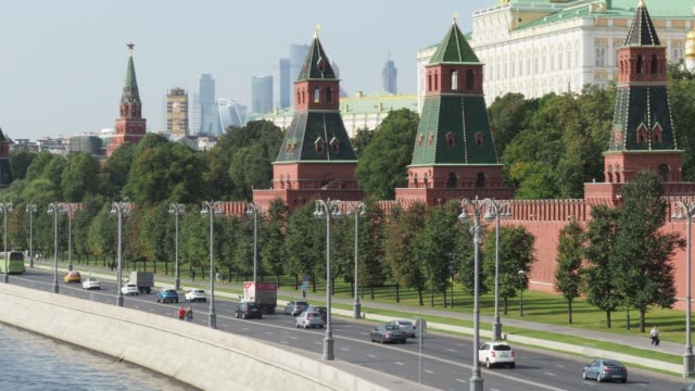 Edificios-torres-de-Kremlin,-río-y-edificio-de-Moskva-en-Moscú
