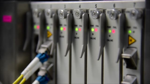 Temecommunication-fibra-óptica-cable-patch-cable-conectado-y-parpadeo-del-led-estado-en-centro-de-datos-de-red