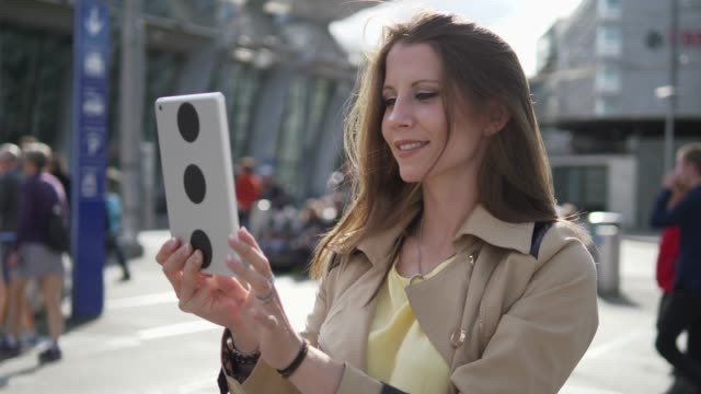 Junge-attraktive-Frau-kaukasischen-mit-Tablet-PC-am-Bahnhof