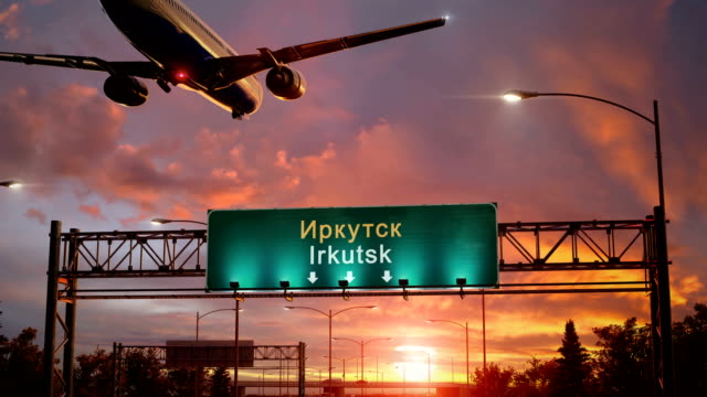 Avión-del-aterrizaje-Irkutsk-durante-un-maravilloso-amanecer