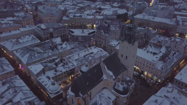 LVOV,-Ucrania---25-de-diciembre-de-2018.-Panorama-de-la-ciudad-antigua.-Vieja-iglesia-catedral-Latina-de-Lviv.-Los-techos-de-edificios-antiguos.-Aéreo,-vista-de-drone.-Invierno