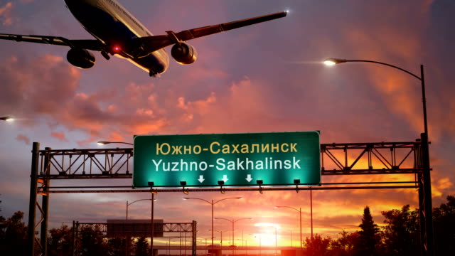 Avión-aterrizando-Yuzhno-Sakhalinsk-durante-un-maravilloso-amanecer