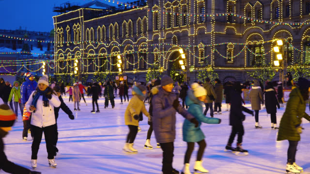 Plaza-Roja,-Moscú,-Rusia.-Skate-de-gente-en-la-pista