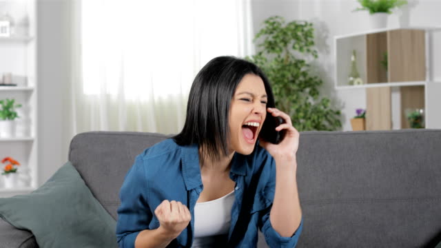 Mujer-emocionada-llamando-al-teléfono-celebrando-el-éxito