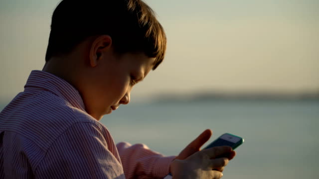 chico-joven-utiliza-una-aplicación-en-su-teléfono-inteligente-o-sube-en-las-redes-sociales