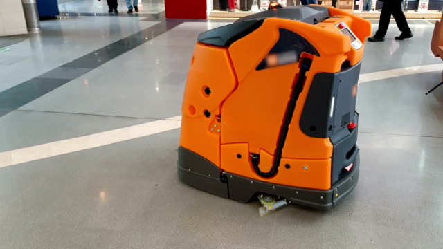 Robot-limpiador-industrial-limpia-el-piso-en-el-Mall