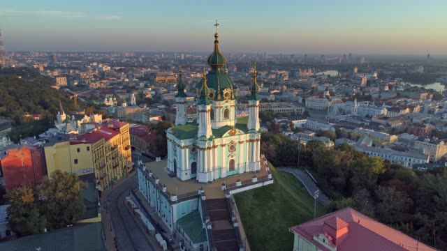 Die-St.-Andreas-Kirche,-der-Bezirk-Podil-und-der-Dnjepr-Fluss-in-Kiew,-Ukraine.-Luftaufnahme.-4K,-UHD
