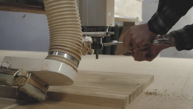El-trabajador-arregla-el-taladro-necesario-en-la-máquina-robótica