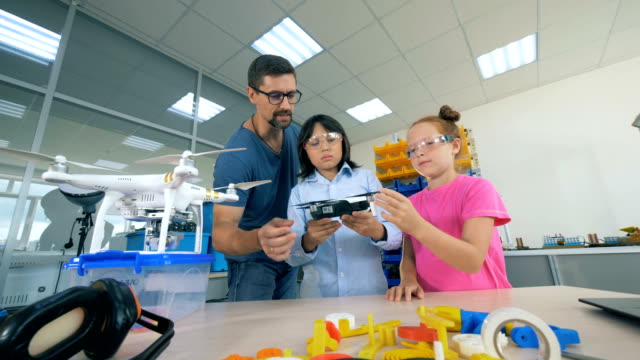 Computerklasse,-Lehrer-studieren-innovative-Technologien-Drohnen,-Flugzeuge-an-der-Grundschule.
