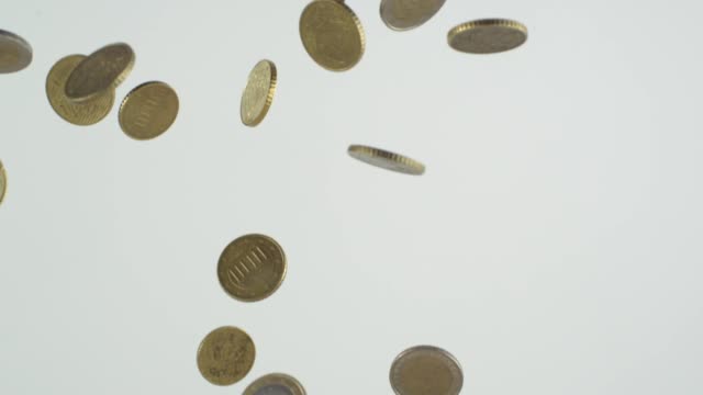 Euro-Münzen-fallen-in-Zeitlupe-vor-weißem-Hintergrund