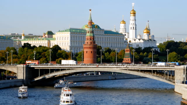 Timapse-von-Moskau-Kreml-und-Moskva-Fluss-mit-Kreuzfahrtschiffen,-Russland
