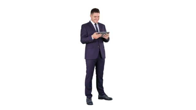 Geschäftsmann-Reading-oder-Arbeiten-an-einem-digitalen-Tablet-auf-weißem-Hintergrund
