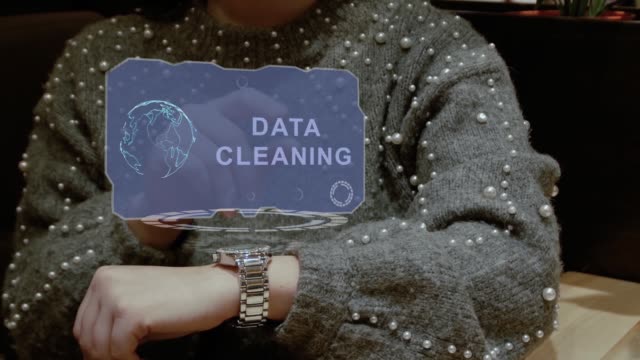 Mujer-utiliza-el-reloj-holograma-con-texto-limpieza-de-datos