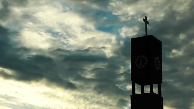 Iglesia-cristiana-edificio-y-nubes-lapso-de-tiempo