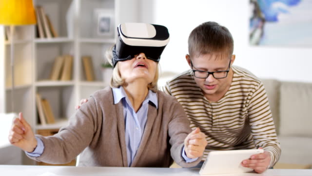Enkel-zeigt-seiner-Großmutter-virtuelle-Realität