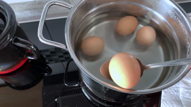 Gekochte-Eier-in-der-Pfanne