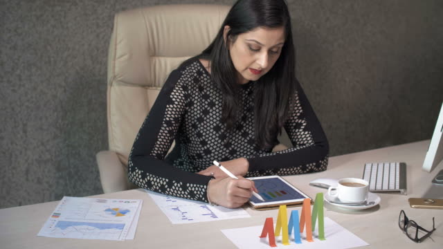 Indische-Geschäftsfrau-arbeitet-mit-Charts