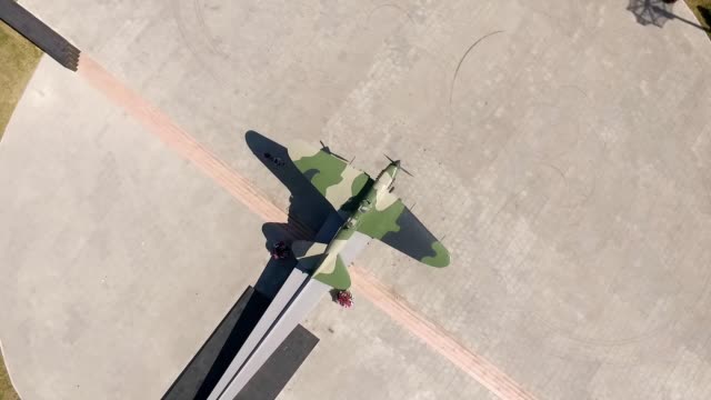 vista-aérea-del-monumento-del-antiguo-avión-de-ataque-ruso-Il-2-en-el-día-de-verano