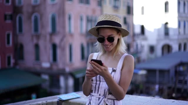 Zeitlupeneffekt-des-fröhlichen-Hipster-Mädchens,-das-Zeit-für-die-Kommunikation-mit-Freunden-über-mobile-Anwendung-genießt