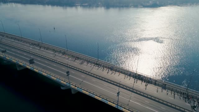 Maratón-corriendo-en-el-puente.-Disparo-de-Dolly