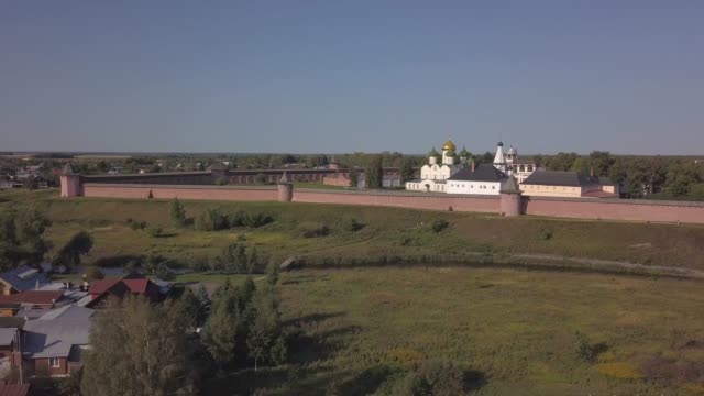 Vuelo-sobre-el-Monasterio-Salvador-de-San-Eutimio-en-Suzdal.-Vista-aérea-del-antiguo-monasterio-ruso.-Vladimir-Oblast.-Rusia