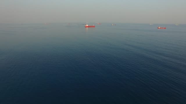 Paisaje-marino-del-estrecho-del-Bósforo-Oriental-en-la-luz-de-fondo.