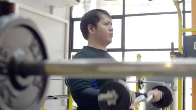Asiatische-Mann-versucht,-mit-Hantel-in-Fitness-Studio-trainieren,-Gesunde-Lebensweise,-Gewichtsverlust-Wunsch