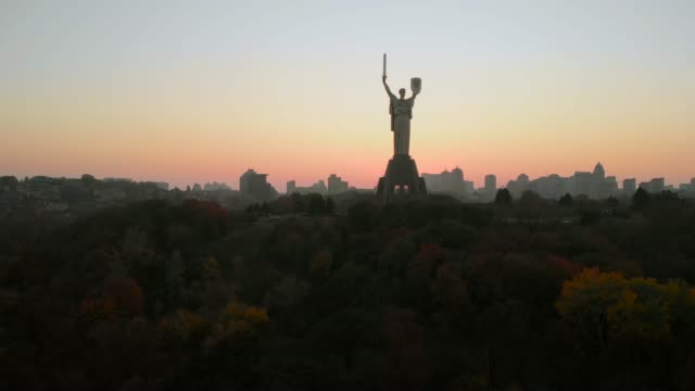 Mutterland-Denkmal-bei-Sonnenuntergang-in-Kiew,-Ukraine