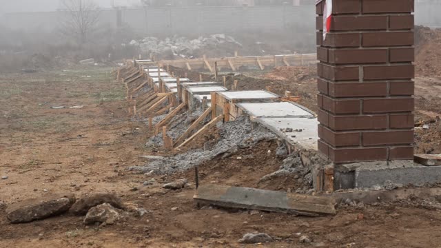 Fundamentos-de-hormigón-para-la-futura-valla-alrededor-de-la-casa.