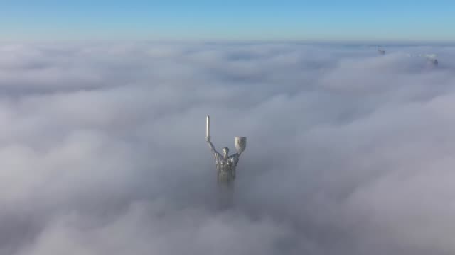 Luftaufnahme-der-foggy-Kyiv-Stadt-im-Herbst.-Hd