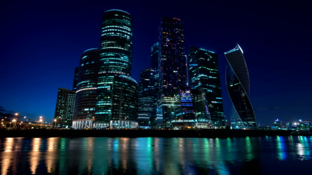 Moscow-City-Business-Komplex-in-der-Nacht,-wenn-helle-Lichter-faszinieren