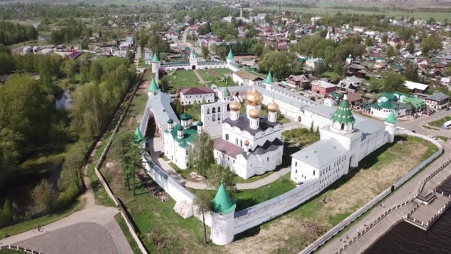 Landschaft-der-Stadt-Kostroma-mit-Blick-auf-die-Heilige-Dreifaltigkeit-Ipatiev-Kloster