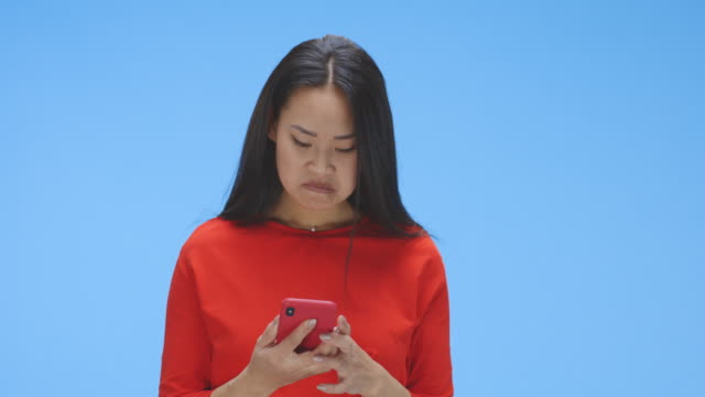 Junge-Frau-chattet-auf-dem-Smartphone