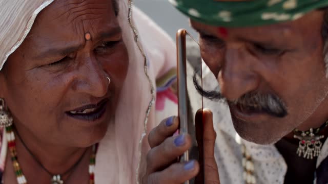 Estilo-de-vida-rural-de-una-familia-tradicional-que-utiliza-tecnología-y-ayuda-médica-en-Rajsthan