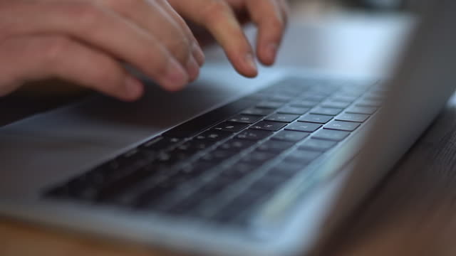 Teclado-portátil:-Escritura.-Primer-plano-de-manos-escribiendo-en-el-teclado