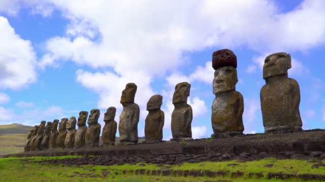 Estatuas-en-la-isla-oriental,-Chile
